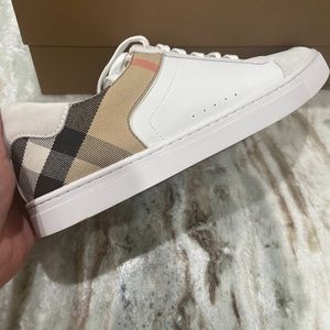 Men’s Burberry Low Top Sneakers Retail $520